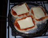 Foto del paso 3 de la receta: Pizzetas económicas de pan cocidas a la plancha