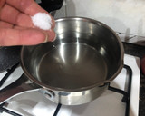 Foto del paso 1 de la receta: Guisantes salteados con jamón, huevos de codorniz y salchichas