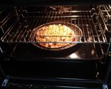 Foto del paso 2 de la receta: Pizza de atún, gambas, palitos de cangrejo y aceitunas