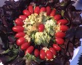 Une image de l'étape 3 de Salade de laitue rougette aux tomates cerises et olives farcies.
