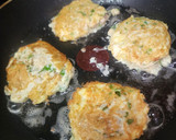 Foto del paso 4 de la receta: Tortitas de pollo en salsa verde