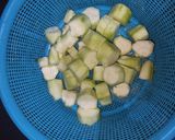 Foto langkah ke 1 dari resep Sup Oyong Bakso.