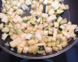 Foto del paso 2 de la receta: Tortilla de calabacín y longaniza roja