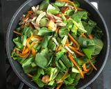 Hình bước làm 2 của món Hạnh nhân rang bơ xào rau củ 🥙 Món chay nhanh gọn - bổ dưỡng
