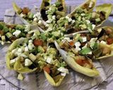 Foto del paso 3 de la receta: Barquitas de endibias con verduras, aguacate y queso fresco
