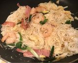 A picture of step 4 of Prawns Egg Rice Noodles.