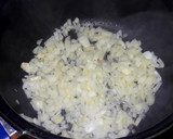 Foto del paso 2 de la receta: Patatas a la importancia con pollo (al horno de Mercadona)