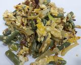 Foto del paso 1 de la receta: Revuelto de judías verdes frescas, con cebolla y puerro