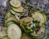 Foto del paso 3 de la receta: Ensalada de pepinos y cebolla de verdeo