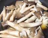 รูปขั้นตอนการทำที่ 3 ของ เห็ดโคนต้มน้ำปลา by SanD