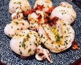 Foto del paso 2 de la receta: Mini sepias a la plancha y ensalada de rucula y tomate raft