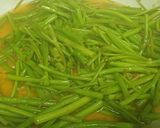 Hình bước làm 2 của món Rau muống cọng xào bò