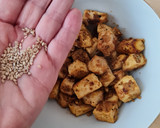 Foto del paso 4 de la receta: Tofu especiado sobre colchón de arroz blanco (sin salsa de soja)