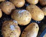 Une image de l'étape 1 de Pommes de terre au four sauce ciboulette.