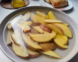 Foto del paso 1 de la receta: Hamburguesa de atún al curry con patatas gajo al horno