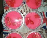 Foto langkah ke 3 dari resep Olahan Strawberry~Puding Strawberry Susu.
