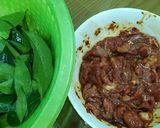 Hình bước làm 1 của món Thịt rán cuốn lá móc mật đơn giản