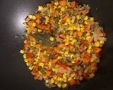 Foto del paso 2 de la receta: Huevos en colchón de vegetales al wok