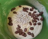 Foto del paso 2 de la receta: Cake navideño de mandarinas con queso de untar y chocolates