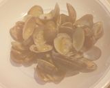 Foto del passaggio 2 della ricetta Spaghetti alle vongole