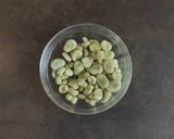 Foto del passaggio 8 della ricetta Cavatelli rigati e pesto di baccelli di fave con fave e piselli