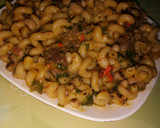A picture of step 4 of Macaroni and beans jallop.