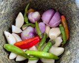 รูปขั้นตอนการทำที่ 2 ของ น้ำพริกถั่วเน่าย่างใส่มะอึก🌶️🧄