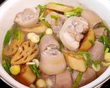 Hình bước làm 4 của món Đuôi heo nấu hạt sen, củ sen