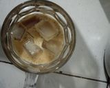 Foto langkah ke 4 dari resep Roasted Strawberry Milk Tea.
