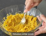 Foto langkah ke 2 dari resep Bola-Bola Ubi Kopong.