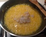 Foto del passaggio 5 della ricetta Risotto con succo di clementine, scampi e limone caramellato