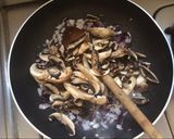 Foto del paso 3 de la receta: Keto - Fideos de zucchini (zapallito largo) con champiñones