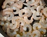 A picture of step 1 of Camarones a la Diabla.