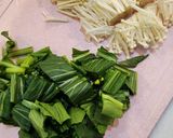 Foto langkah ke 2 dari resep Sup Enoki Kanikama.