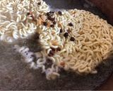Hình bước làm 2 của món Mì Tương Đen Chapagetti Cùng Ức Gà Áp Chảo