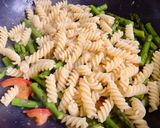 Hình bước làm 3 của món 🌱 Nui Xoắn Xào Măng Tây Cà Chua Chay (Vegan)