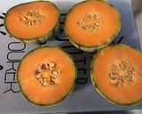 Une image de l'étape 1 de Melon farci aux tomates bicolores, feta, radis et menthe fraîche.