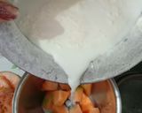 A picture of step 2 of Muskmelon smoothie.