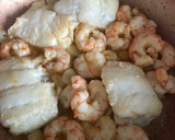 Foto del paso 7 de la receta: Bacalao con gambones al ajillo y habas con ajos tiernos
