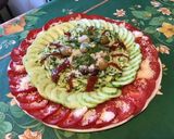 Une image de l'étape 8 de Salade composée aux tomates, concombre, courgette, olives, poivron, basilic et parmesan.
