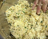 Foto del paso 3 de la receta: Chipá de papa, queso y verdeo 😋🥔🧀