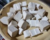 Foto langkah ke 1 dari resep Sup Tahu Rebus Jamur Enoki.
