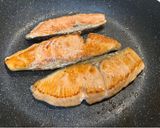 Hình bước làm 2 của món Steak Cá Hồi Áp Chảo - Khoai Tây Chiên