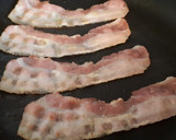 Foto del paso 2 de la receta: English breakfast con alubias, bacon y huevo