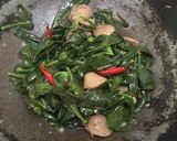 Foto langkah ke 4 dari resep Tumis bakso plus daun ginseng.