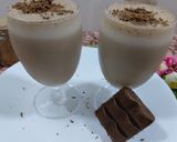 A picture of step 4 of Chocolate coffee shake.