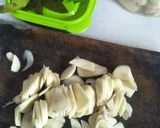 Foto langkah ke 2 dari resep Kacang goreng bawang dgn daun jeruk.