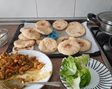 Foto del paso 4 de la receta: Pan de sartén/ mini panes/ batbout relleno de pollo y verduras