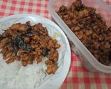 รูปขั้นตอนการทำที่ 6 ของ กะเพราไก่ ด้วยซอสสำเร็จ+ใบกะเพราแช่แข็ง (เก็บแช่แข็งได้หลายมื้อ)