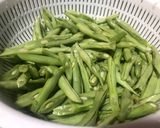 Hình bước làm 1 của món Đậu Que Xào Tỏi & Xúc Xích Đức